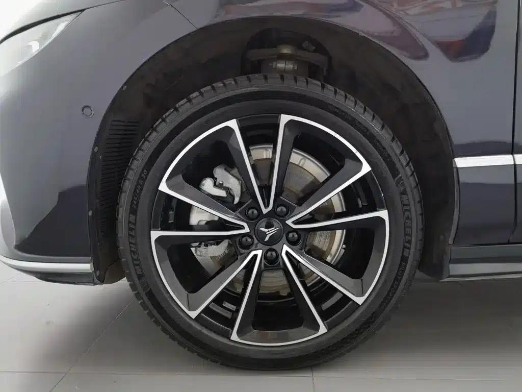 Voyah Chasing the Light 2024 PHEV AWD Long Range Flagship Edition — миниатюра 17