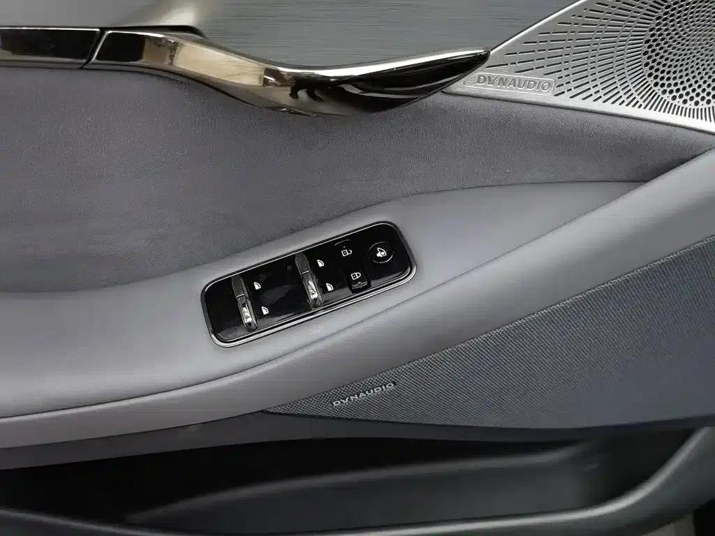 Voyah Chasing the Light 2024 PHEV AWD Long Range Flagship Edition — миниатюра 9