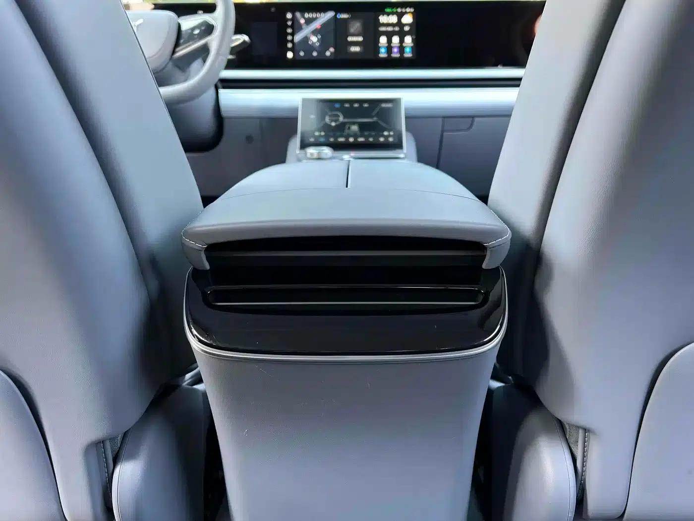 Voyah Chasing Light 2023 AWD Flagship Edition — миниатюра 14