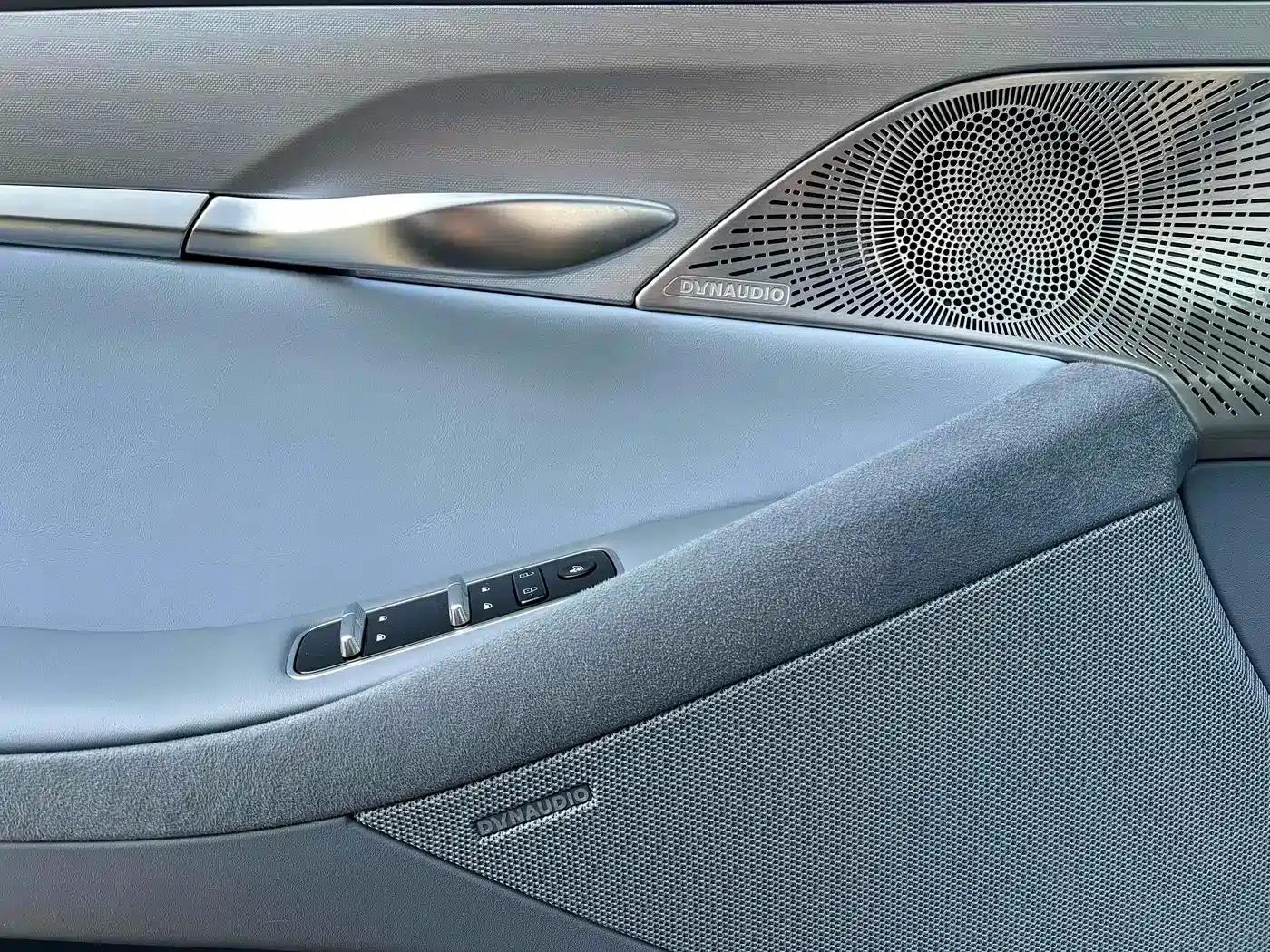 Voyah Chasing Light 2023 AWD Flagship Edition — миниатюра 18
