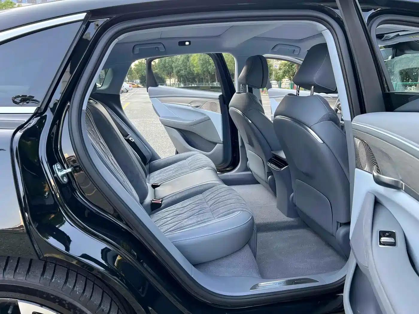 Voyah Chasing Light 2023 AWD Flagship Edition — миниатюра 10
