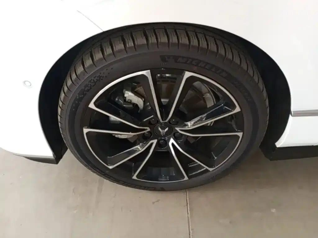 Voyah Chasing the Light 2024 PHEV AWD Long Range Flagship Edition — миниатюра 23