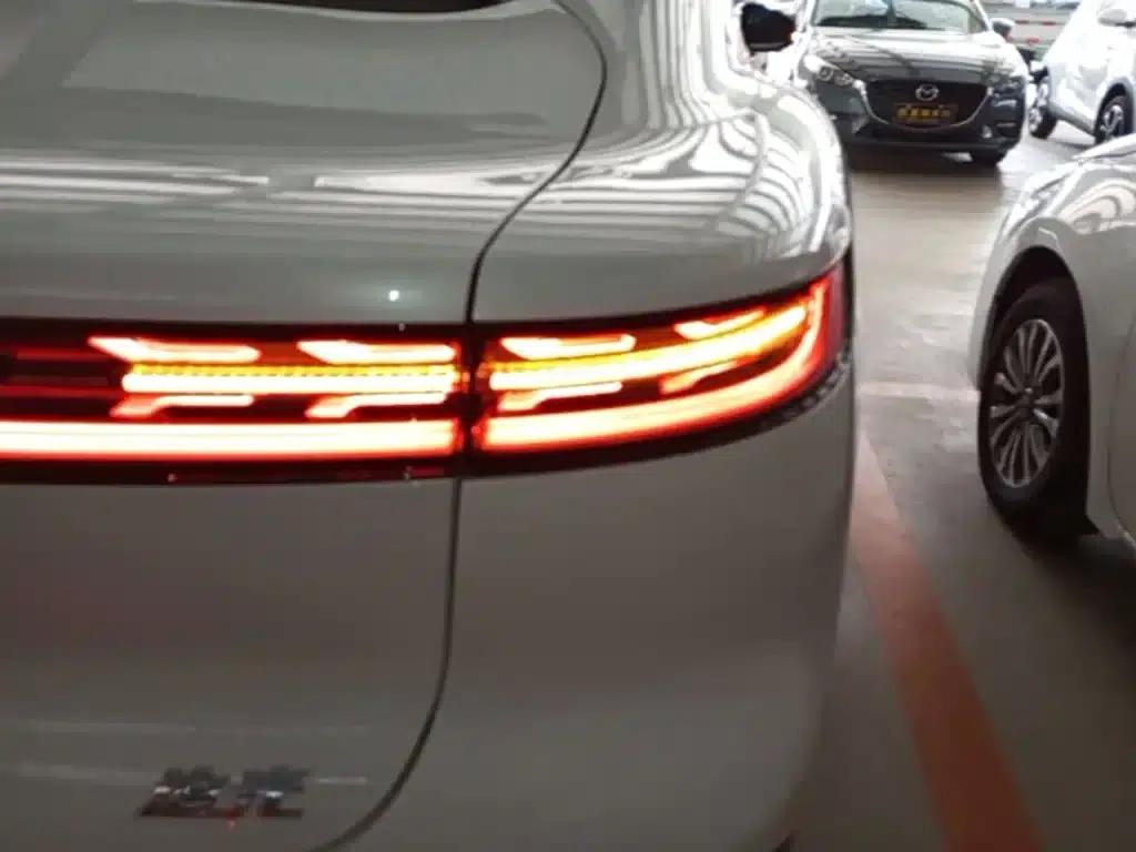 Voyah Chasing the Light 2024 PHEV AWD Long Range Flagship Edition — миниатюра 8