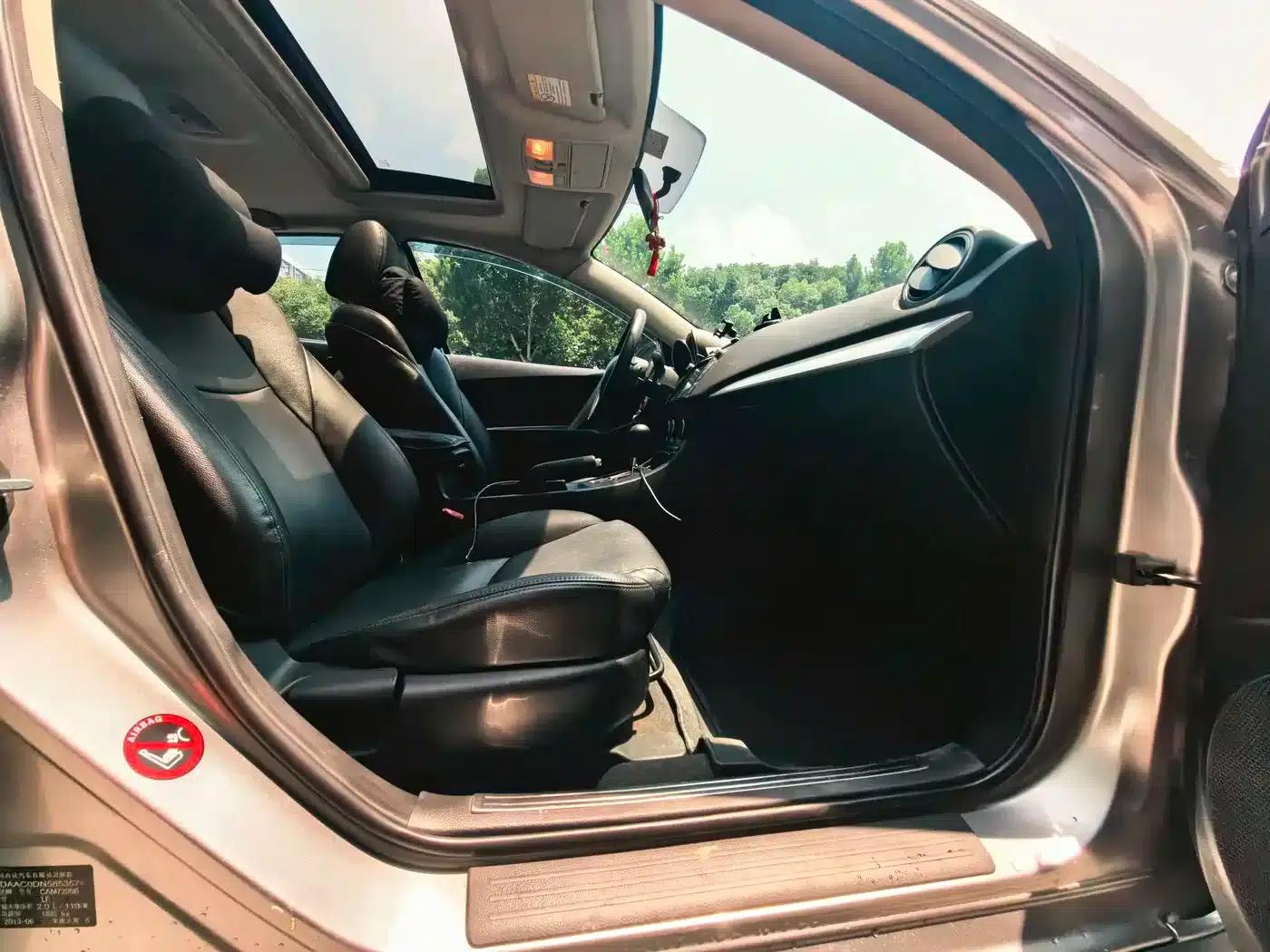 Mazda3 Axela 2012 Hatchback 2.0L Automatic Luxury — миниатюра 4