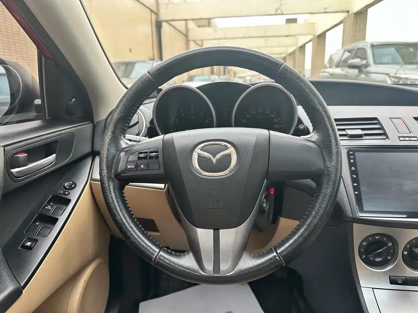 Imported Mazda3 2010 Hatchback 1.6 Automatic Luxury — миниатюра 11