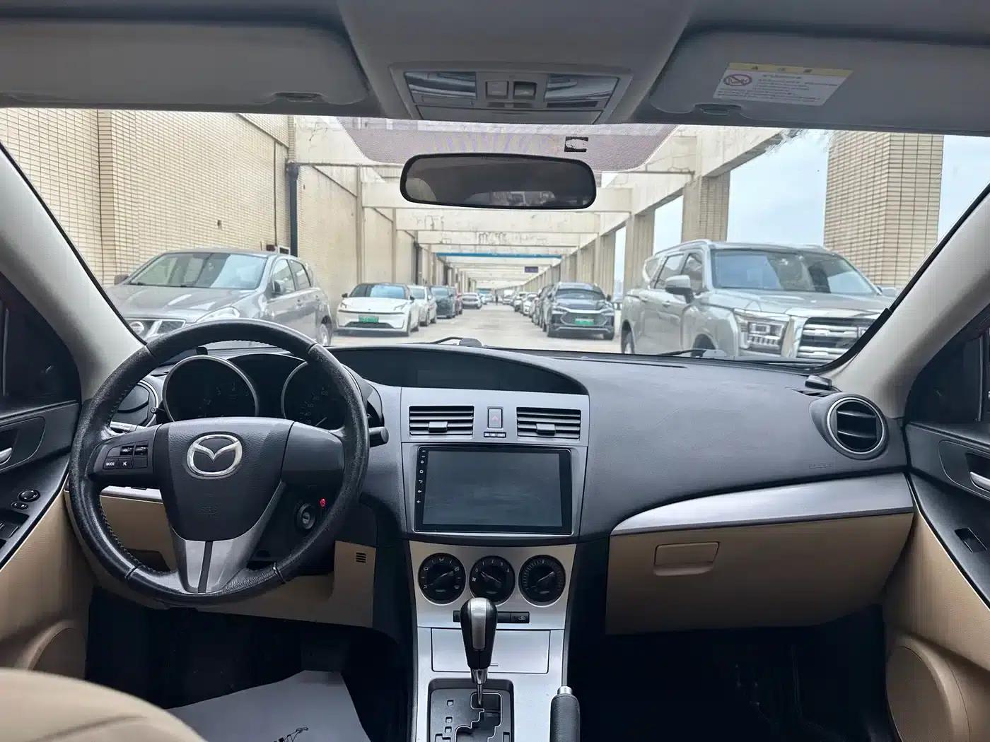 Imported Mazda3 2010 Hatchback 1.6 Automatic Luxury — миниатюра 12