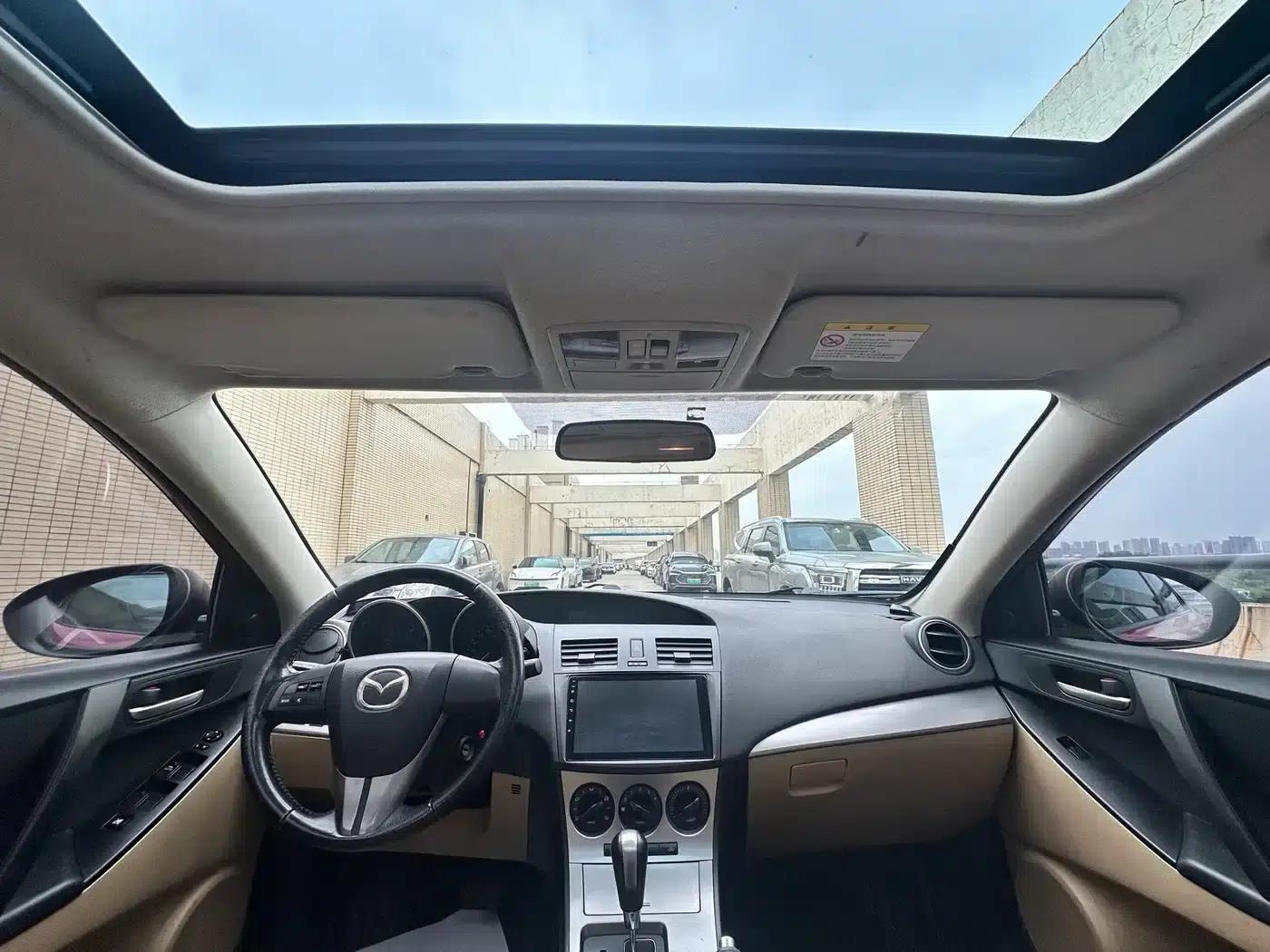 Imported Mazda3 2010 Hatchback 1.6 Automatic Luxury — миниатюра 13
