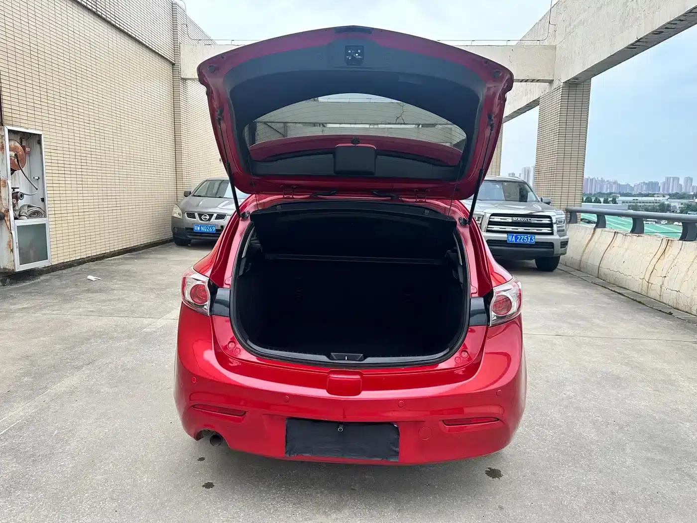 Imported Mazda3 2010 Hatchback 1.6 Automatic Luxury — миниатюра 14