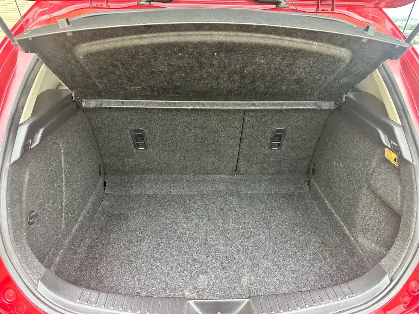 Imported Mazda3 2010 Hatchback 1.6 Automatic Luxury — миниатюра 15
