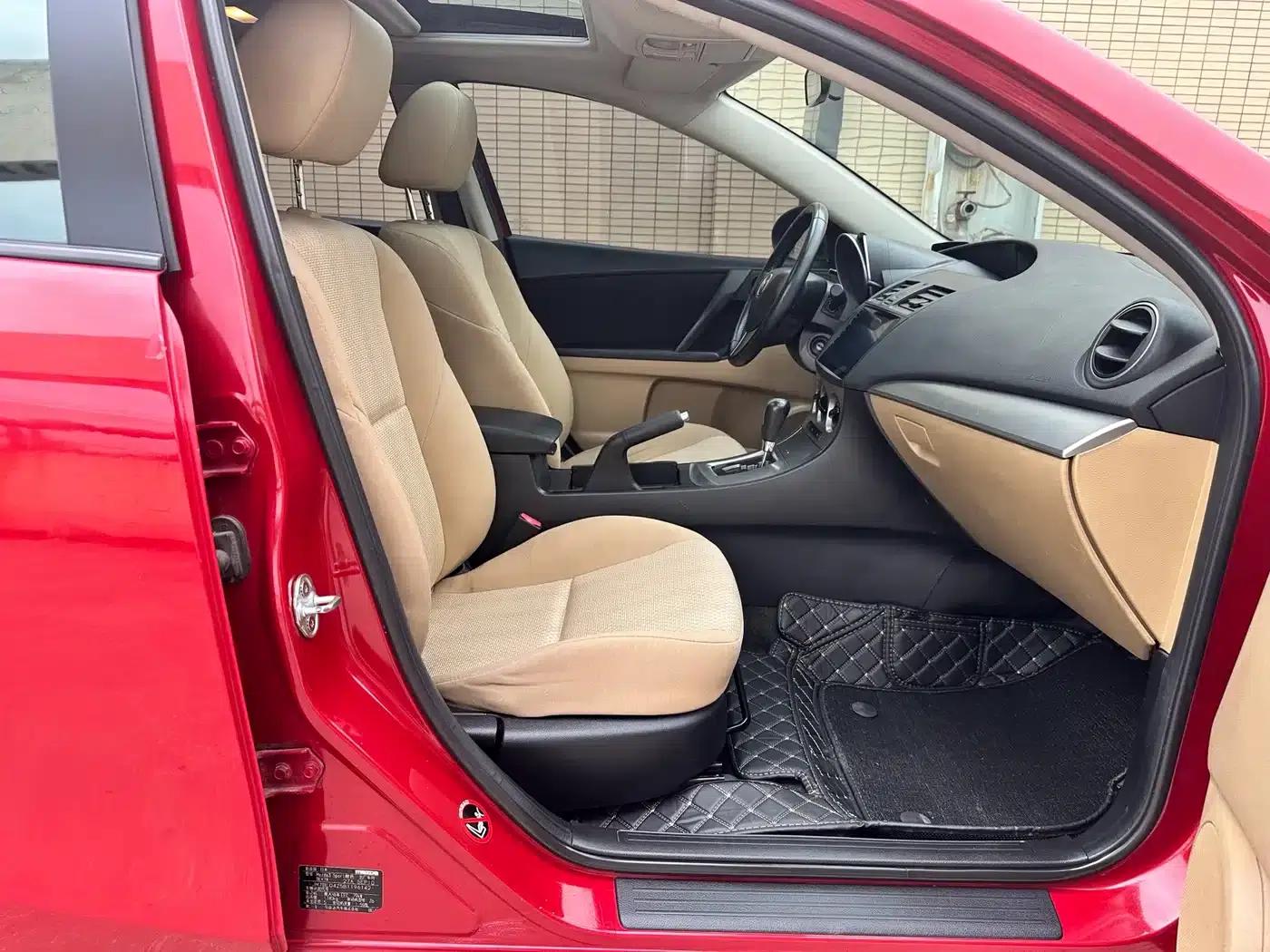 Imported Mazda3 2010 Hatchback 1.6 Automatic Luxury — миниатюра 18
