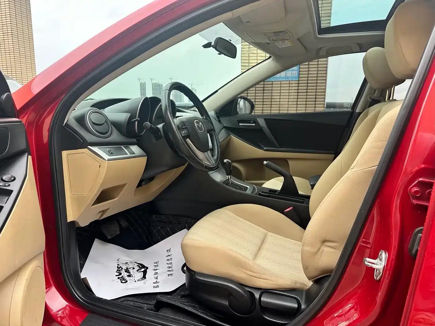 Imported Mazda3 2010 Hatchback 1.6 Automatic Luxury — миниатюра 9