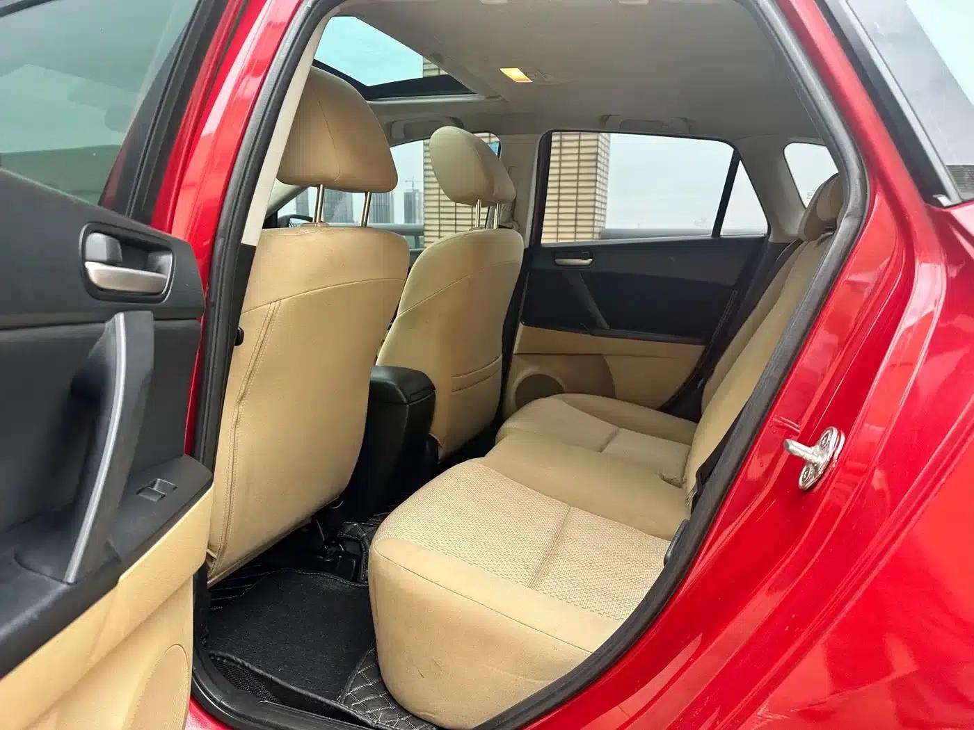 Imported Mazda3 2010 Hatchback 1.6 Automatic Luxury — миниатюра 10