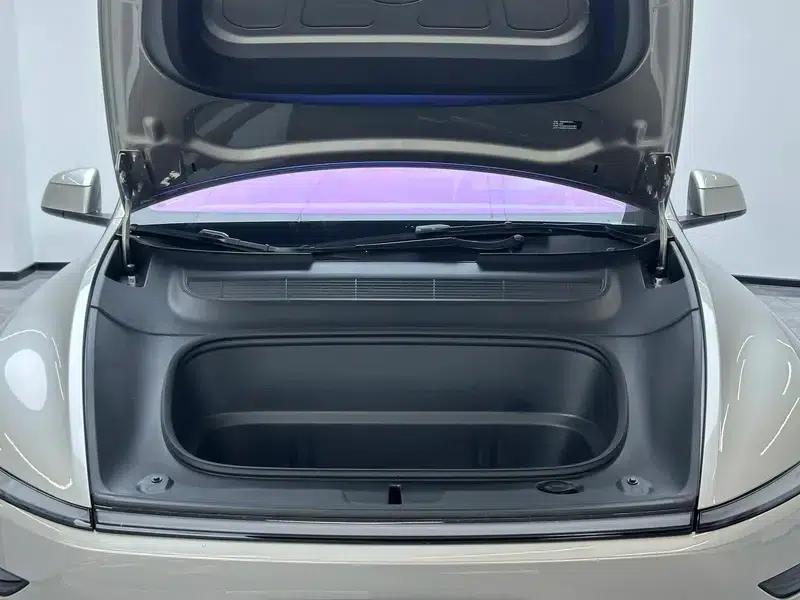 Model Y L 2026 Standard Edition — миниатюра 10