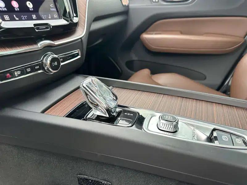 2022 Volvo XC60 PHEV T8 AWD Inscription Luxury Edition — миниатюра 16
