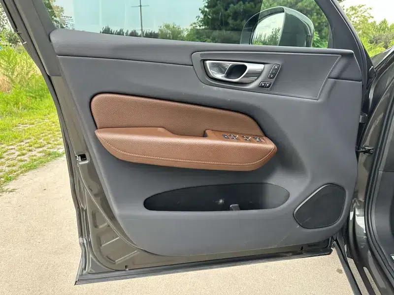 2022 Volvo XC60 PHEV T8 AWD Inscription Luxury Edition — миниатюра 9