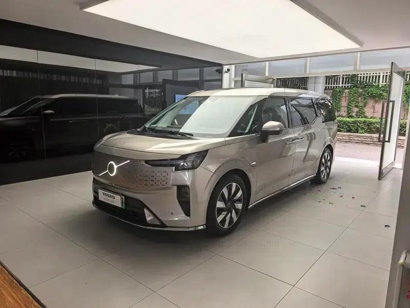 Volvo EM90 2025 Ultra 6-seater — миниатюра 1