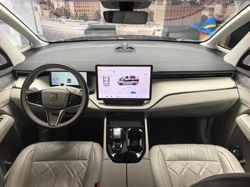 Volvo EM90 2025 Ultra 6-seater — миниатюра 13