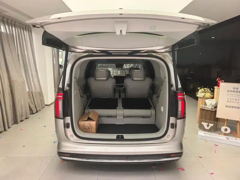 Volvo EM90 2025 Ultra 6-seater — миниатюра 20