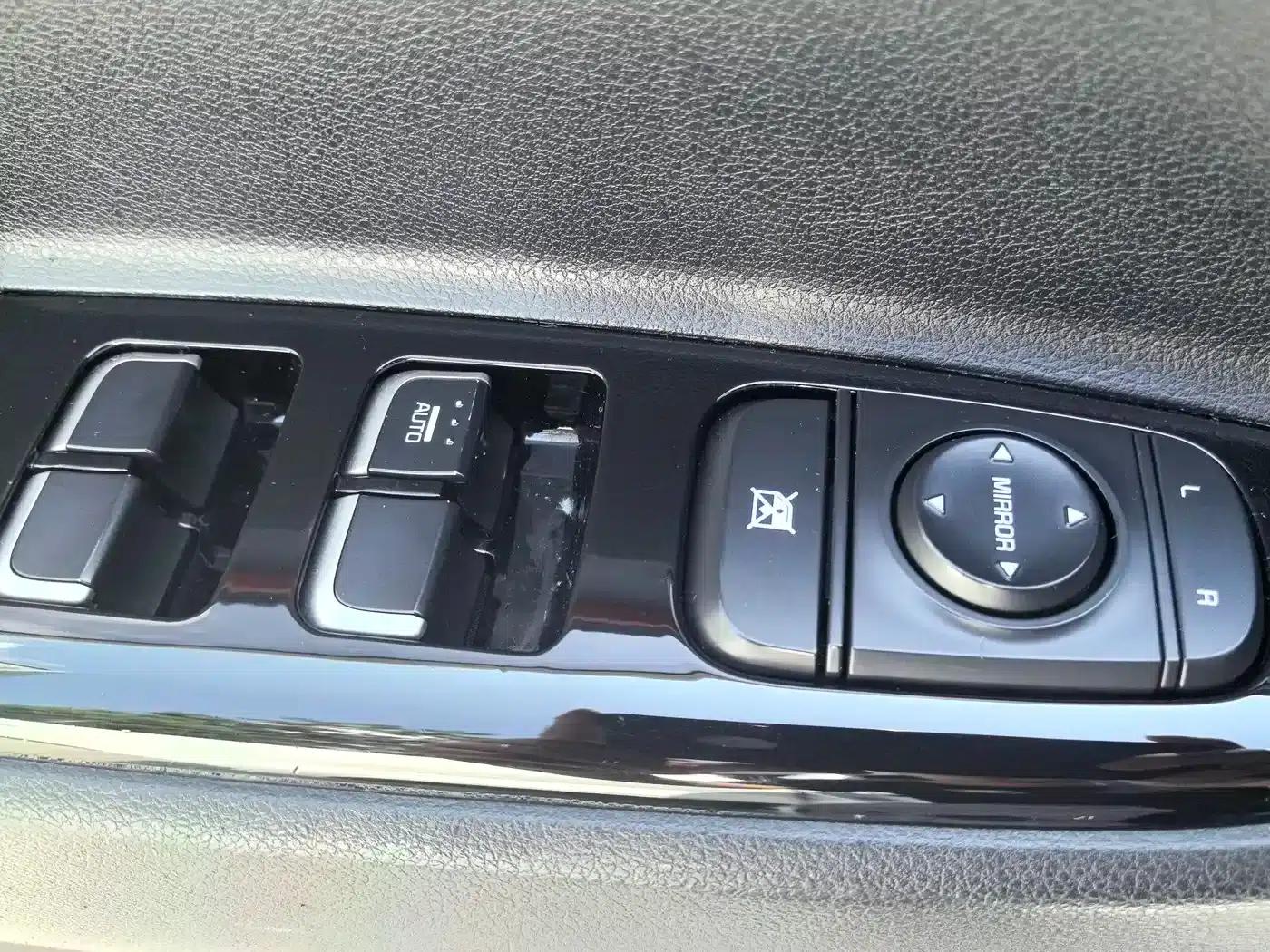 KX CROSS 2018 1.6L Automatic Sunroof Edition — миниатюра 22