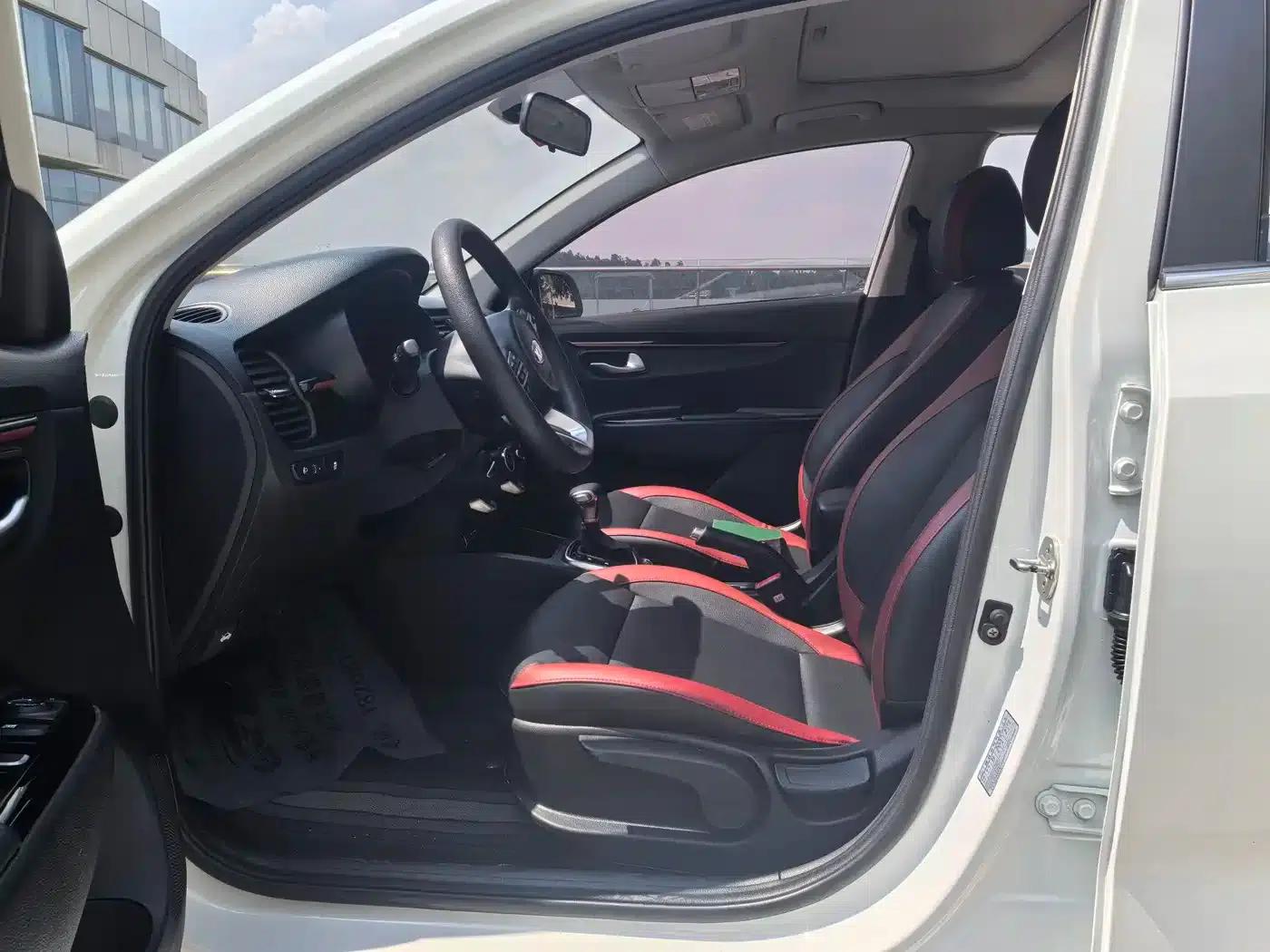 KX CROSS 2018 1.6L Automatic Sunroof Edition — миниатюра 7