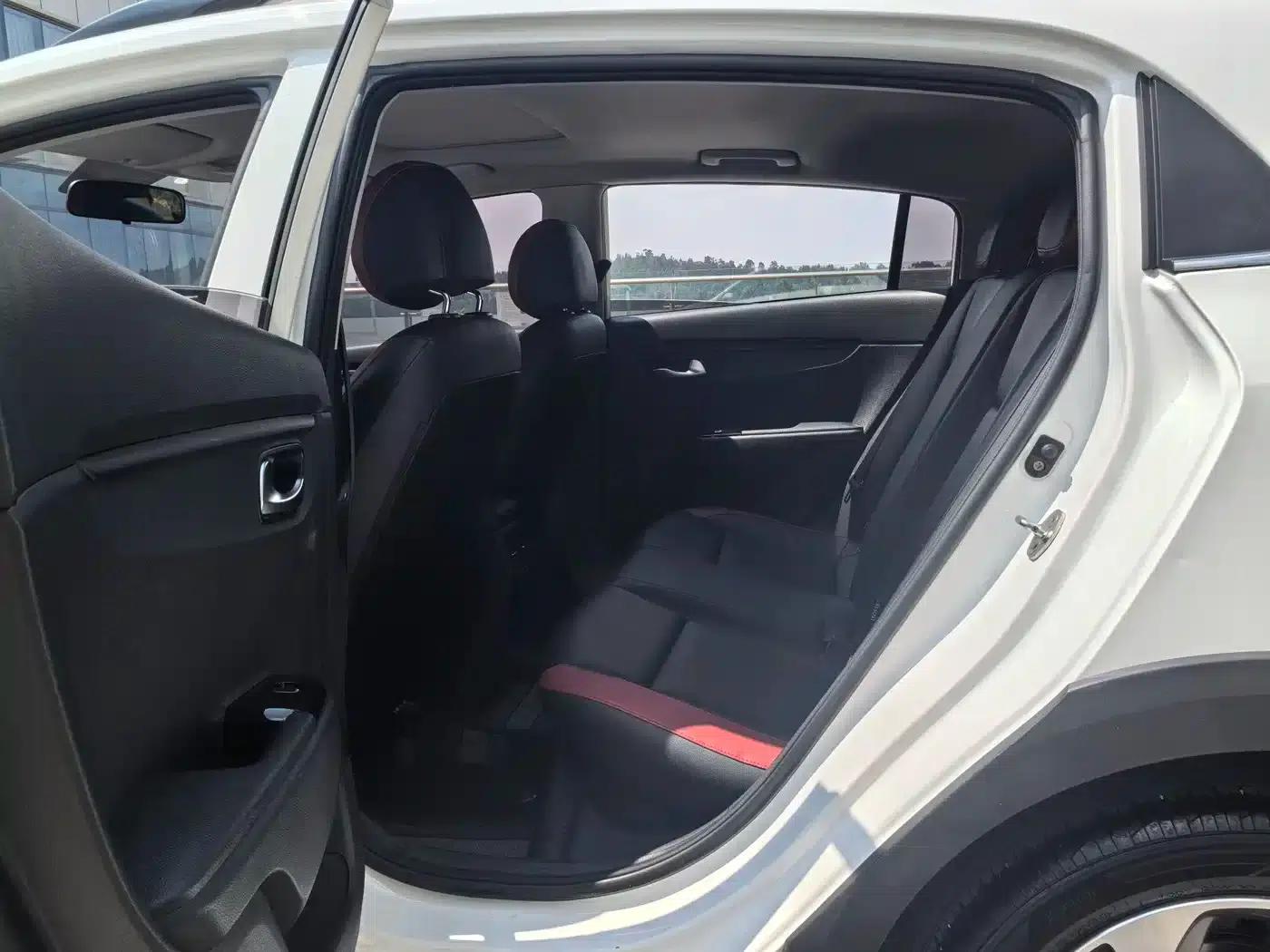 KX CROSS 2018 1.6L Automatic Sunroof Edition — миниатюра 8