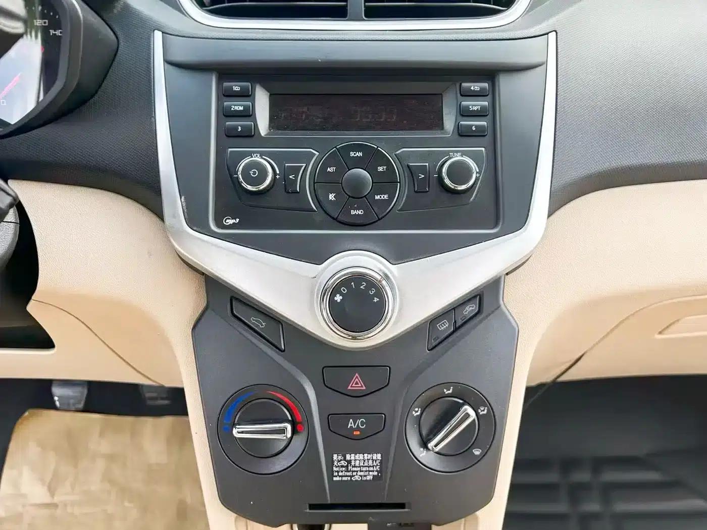 Fengyun 2 2013 Hatchback 1.5L Manual Elite Edition — миниатюра 11