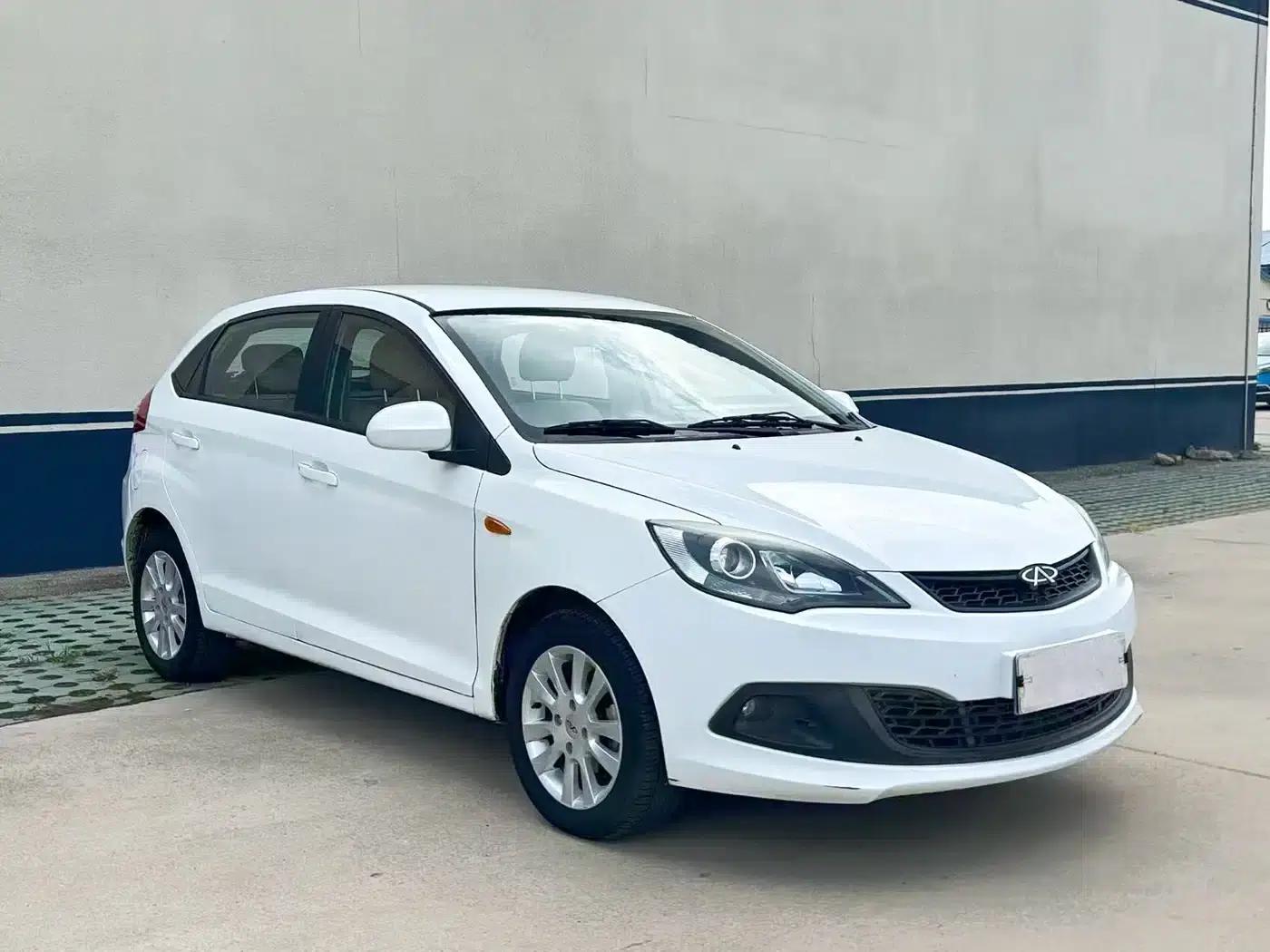 Fengyun 2 2013 Hatchback 1.5L Manual Elite Edition — миниатюра 3