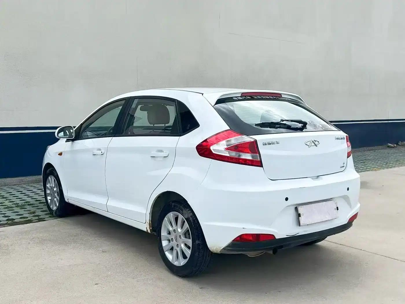 Fengyun 2 2013 Hatchback 1.5L Manual Elite Edition — миниатюра 4
