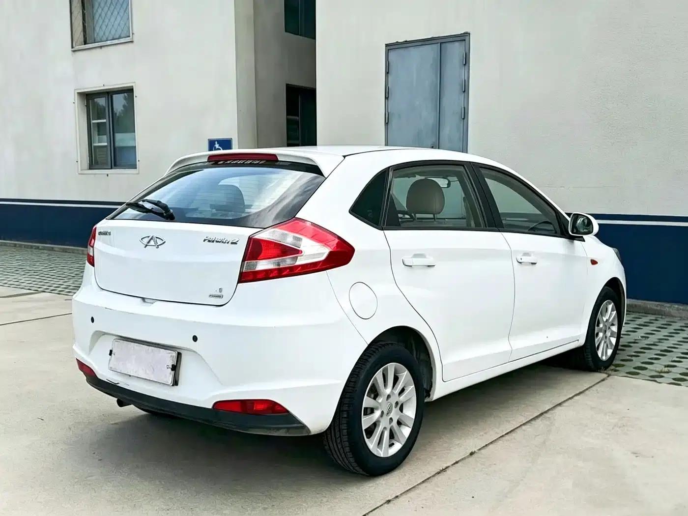 Fengyun 2 2013 Hatchback 1.5L Manual Elite Edition — миниатюра 6