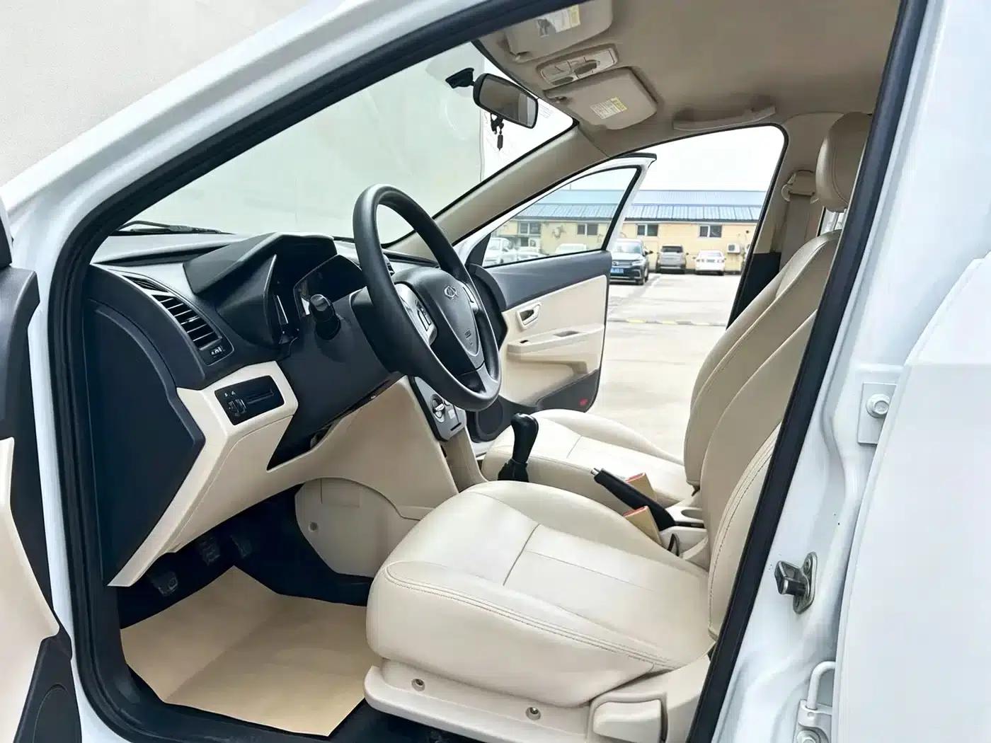 Fengyun 2 2013 Hatchback 1.5L Manual Elite Edition — миниатюра 7