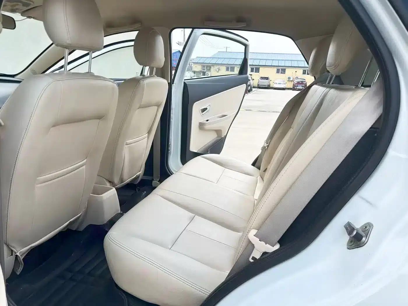 Fengyun 2 2013 Hatchback 1.5L Manual Elite Edition — миниатюра 8