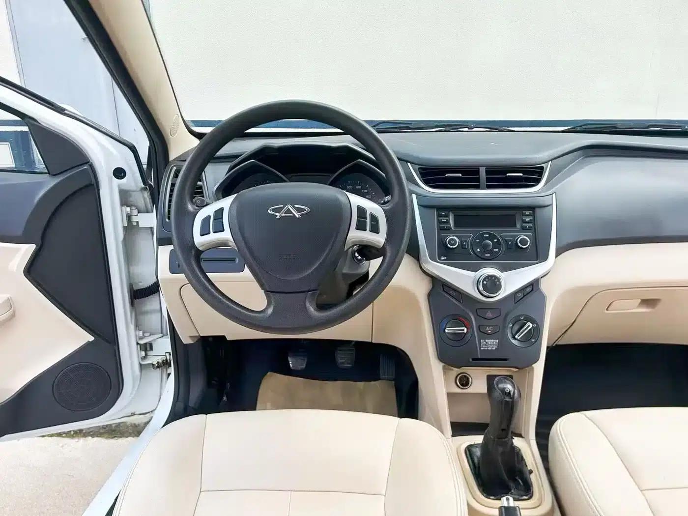 Fengyun 2 2013 Hatchback 1.5L Manual Elite Edition — миниатюра 10