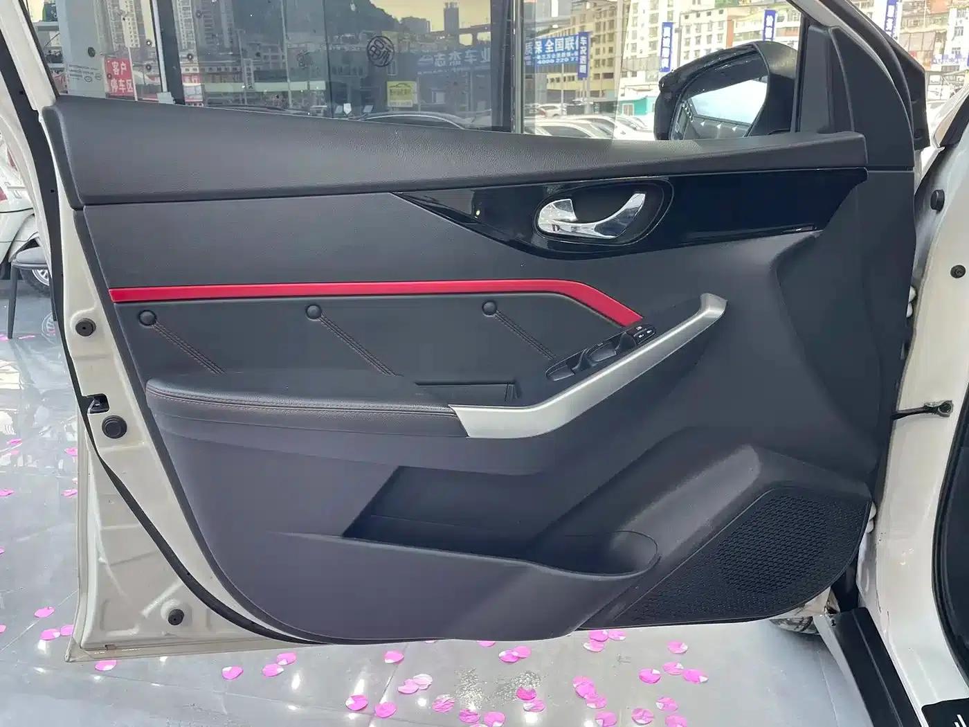 Venucia D60 2020 1.6L Entry Manual Comfort Edition — миниатюра 5