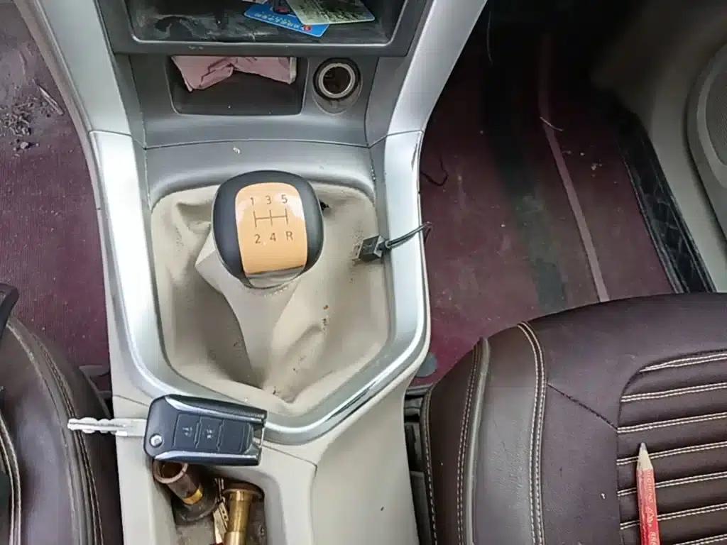 Venucia T70 2015 1.6L Manual Ruixing Edition — миниатюра 14