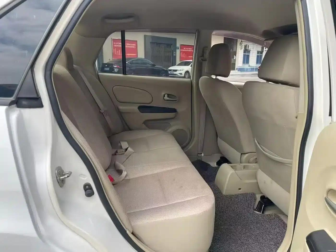 Venucia D50 2012 1.6L Automatic Premium Edition — миниатюра 9