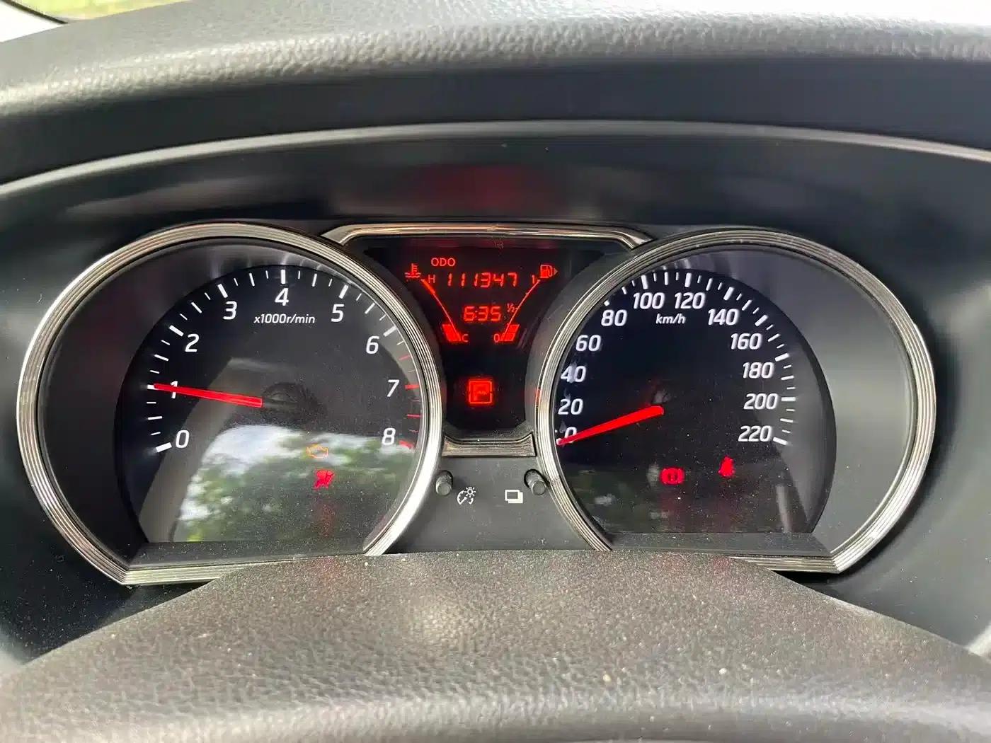 Nissan Livina 2013 Sporty 1.6XL CVT Comfort Edition — миниатюра 12