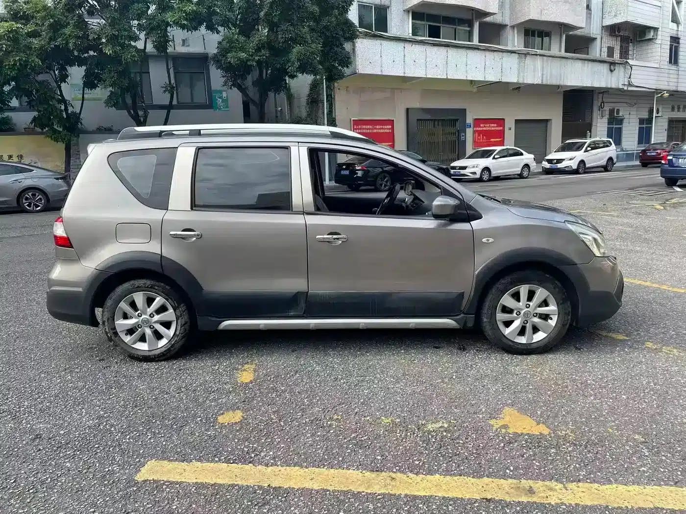 Nissan Livina 2013 Sporty 1.6XL CVT Comfort Edition — миниатюра 4