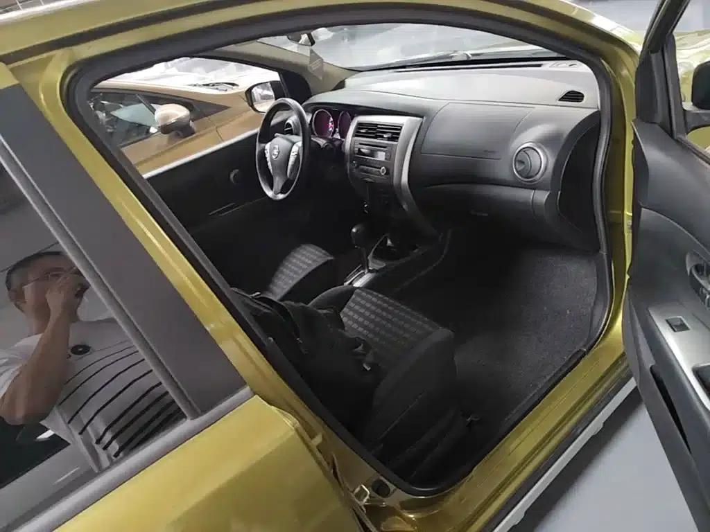 Nissan Livina 2013 Model 1.6XV CVT Deluxe Edition — миниатюра 11