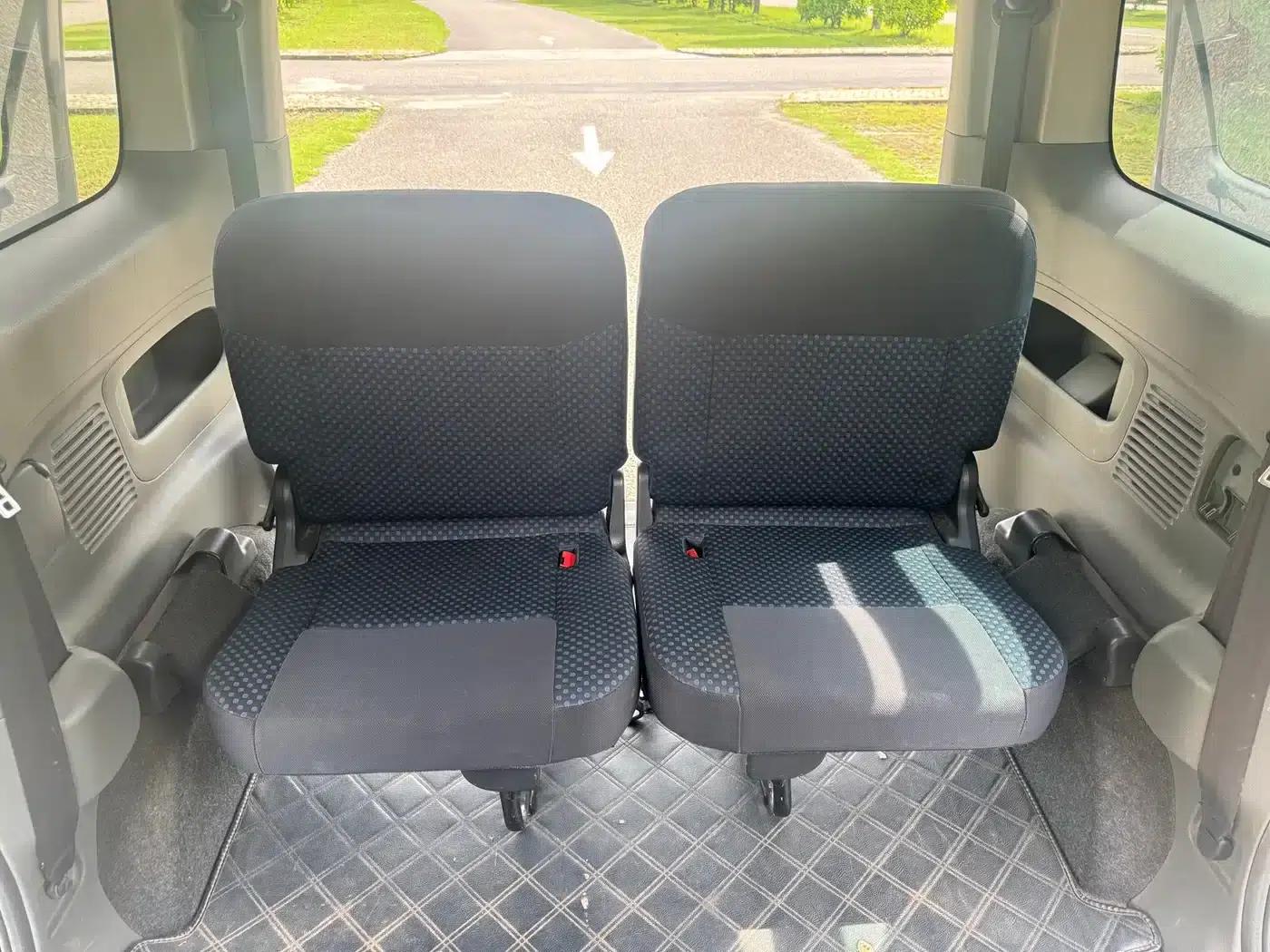 Nissan NV200 2011 1.6L 232-seat Premium Model — миниатюра 13