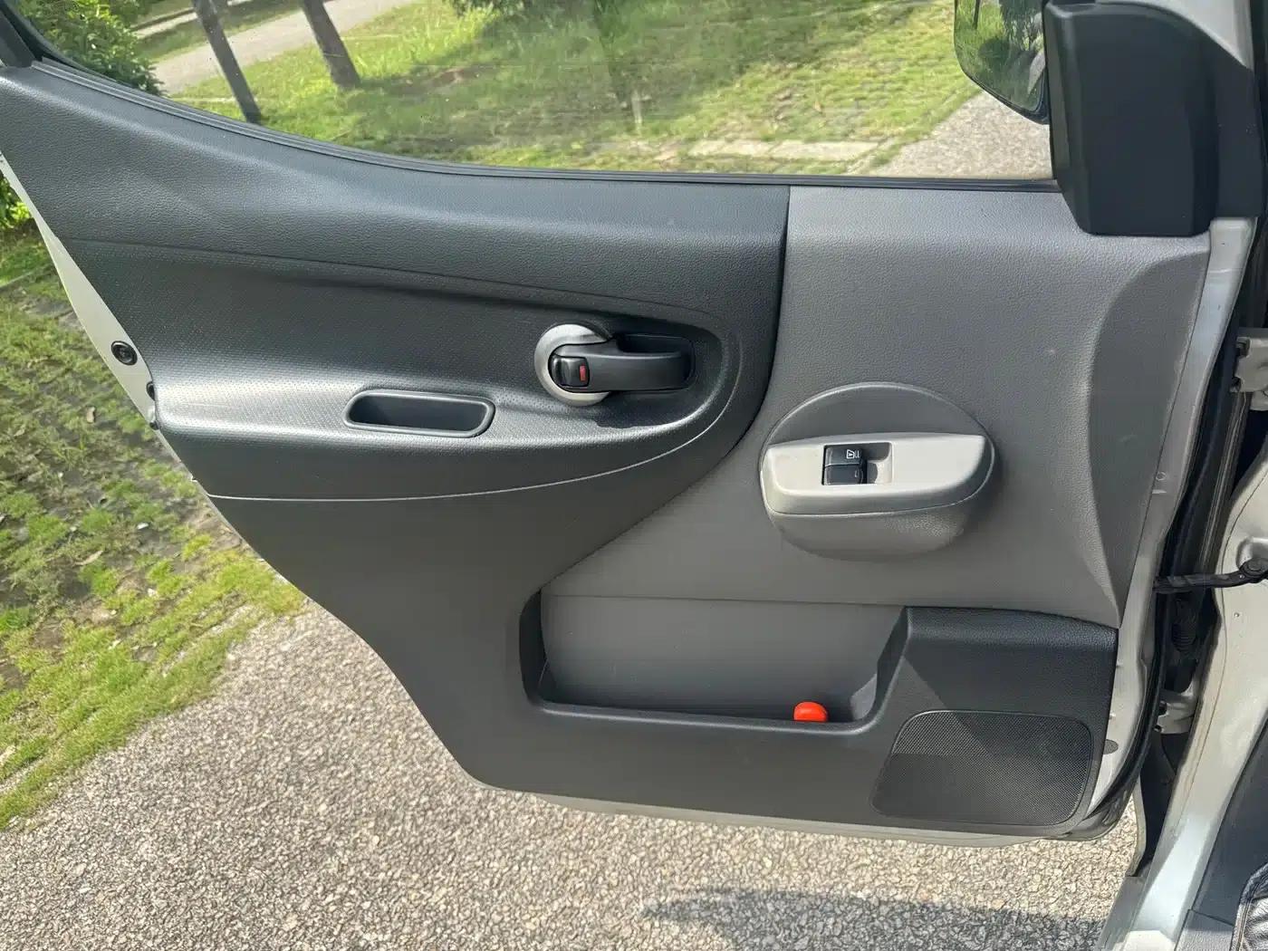 Nissan NV200 2011 1.6L 232-seat Premium Model — миниатюра 19