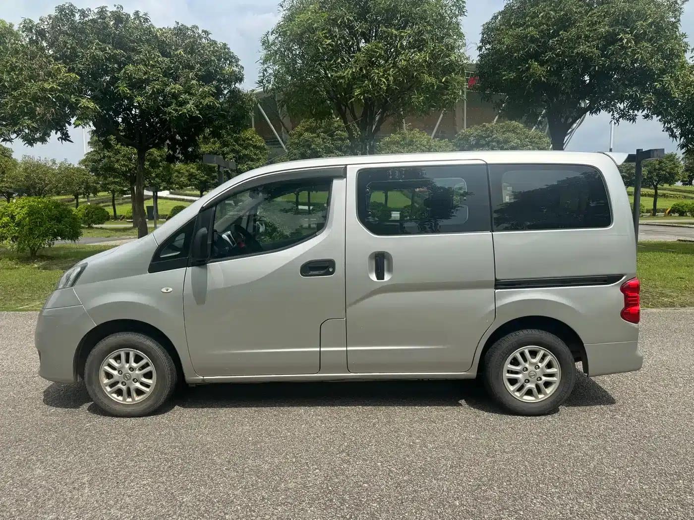 Nissan NV200 2011 1.6L 232-seat Premium Model — миниатюра 5