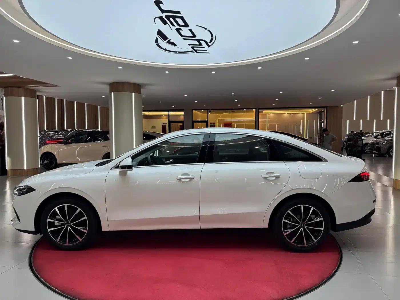 Roewe D7 2023 DMH 125km Super Edition — миниатюра 8