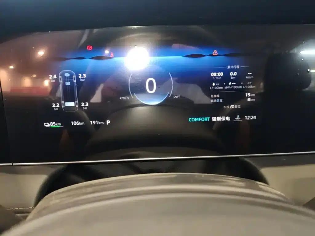 Roewe D7 2025 DMH 125km World Champion Edition — миниатюра 12