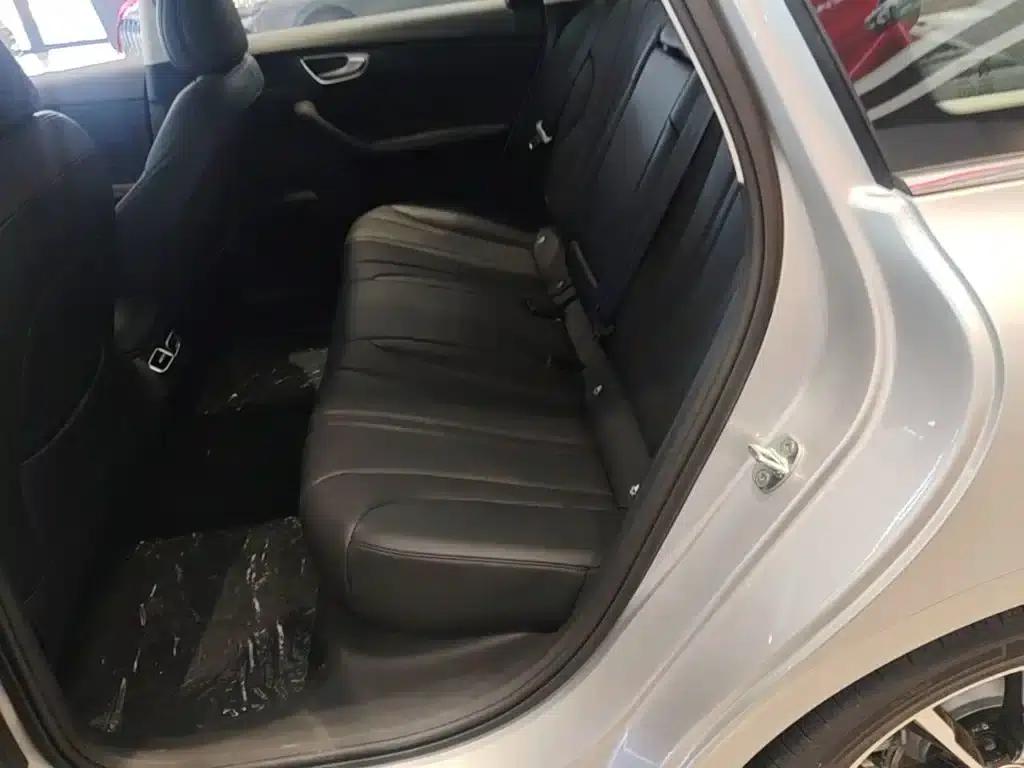 Roewe D7 2025 DMH 125km World Champion Edition — миниатюра 17
