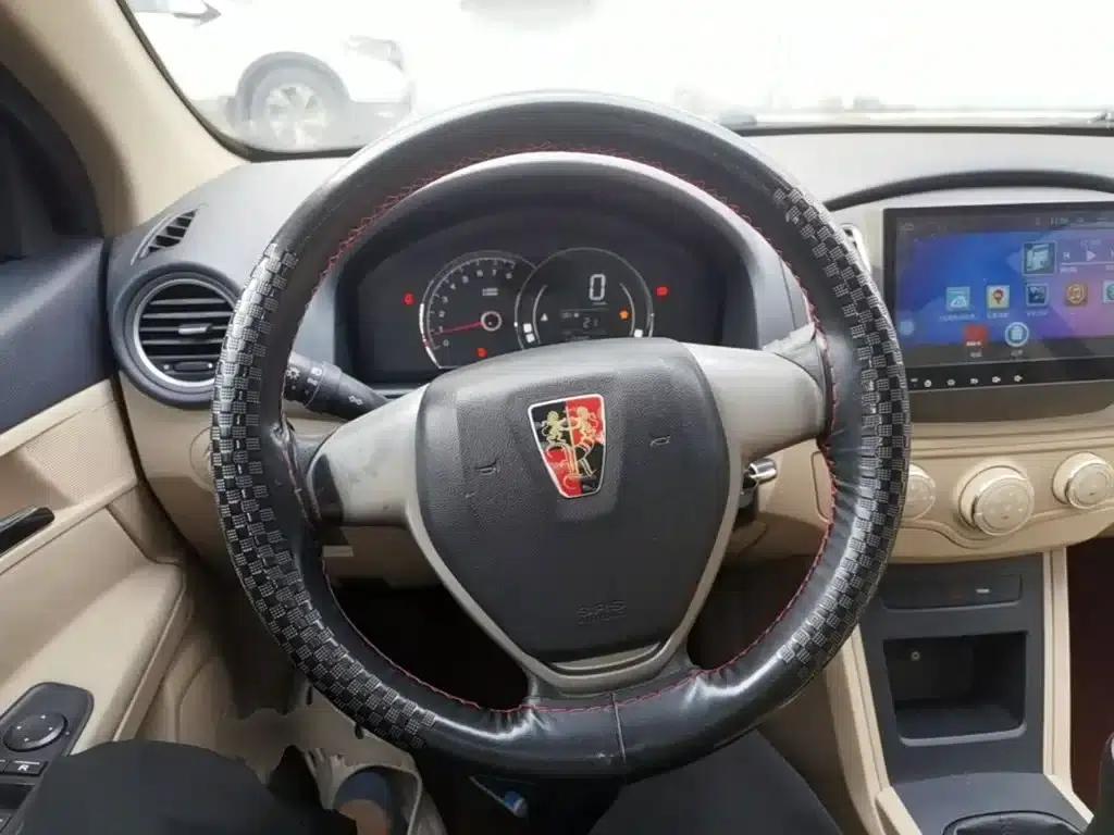 Roewe 350 2015 1.5L Manual Deluxe Sunroof Edition — миниатюра 11
