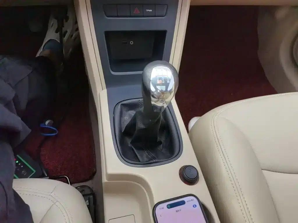 Roewe 350 2015 1.5L Manual Deluxe Sunroof Edition — миниатюра 14