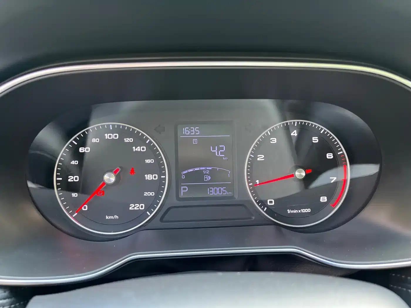 Roewe RX3 2018 18T Automatic Internet Smart Edition — миниатюра 12