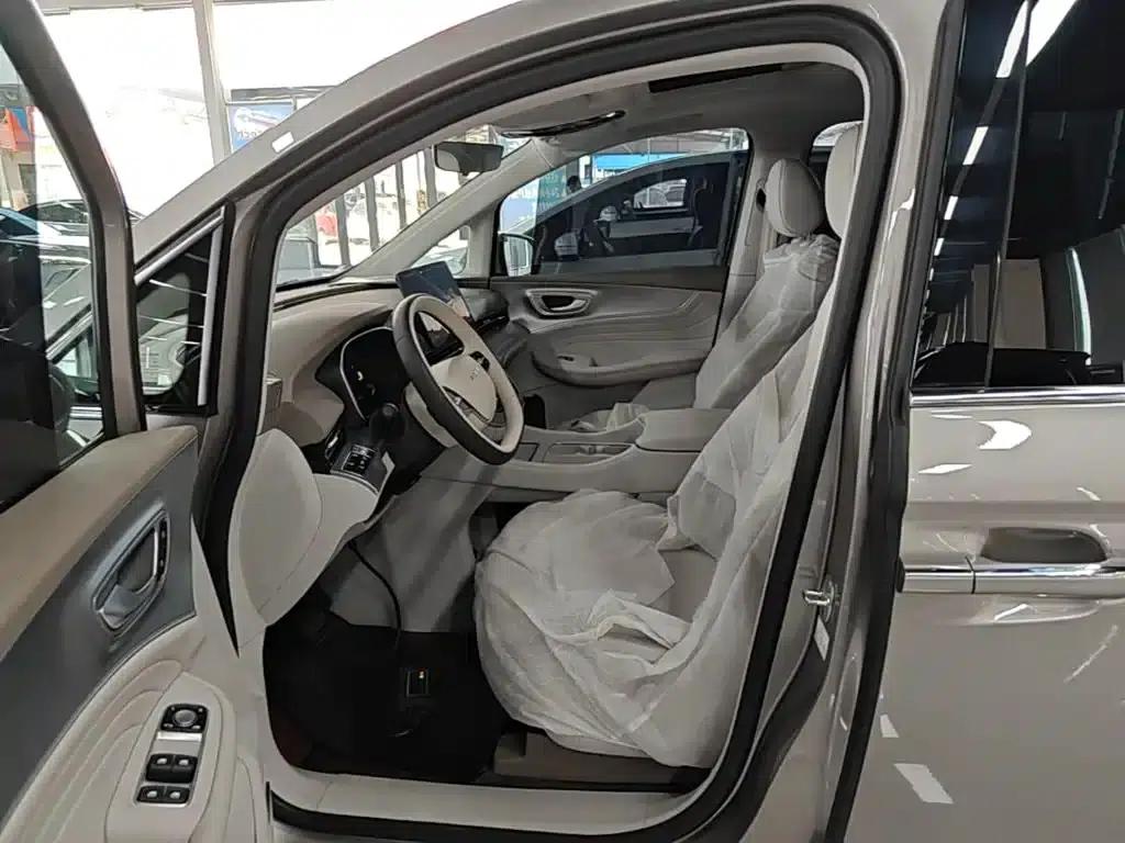 Roewe iMAX8 New Energy 2025 1.5T DMH Luxury Edition — миниатюра 16