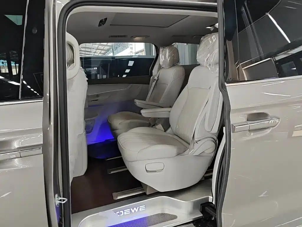 Roewe iMAX8 New Energy 2025 1.5T DMH Luxury Edition — миниатюра 17