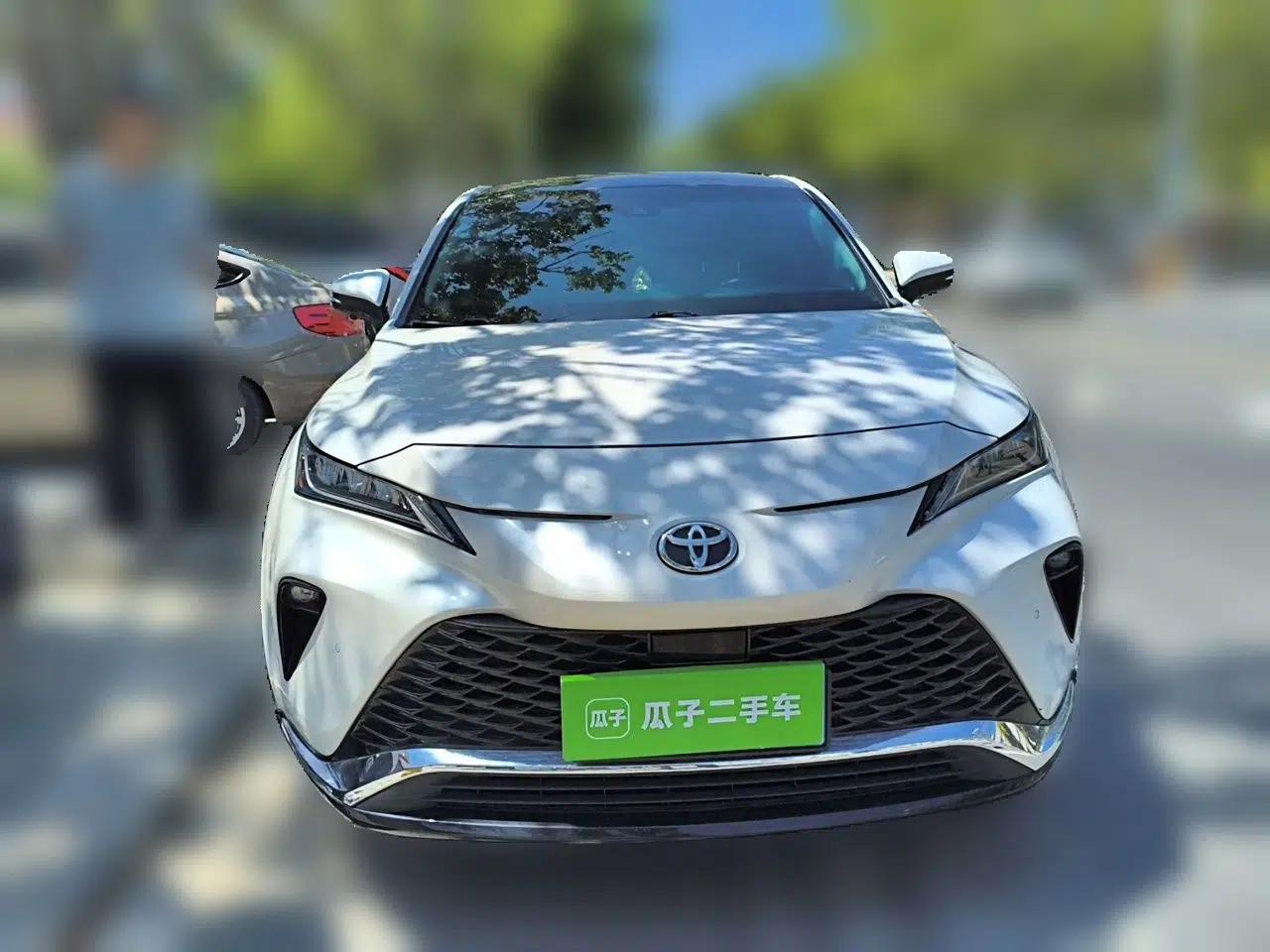 Toyota Venza 2023 2.0L CVT Two-Wheel Drive Luxury Edition — миниатюра 2
